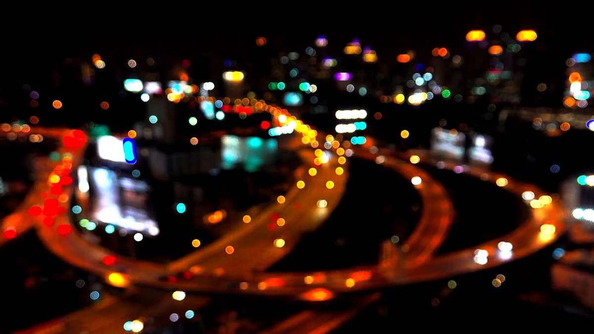 视频Bokeh城市夜间交通。