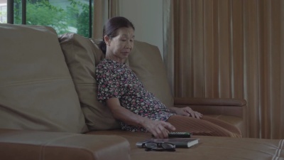 老妇人在家看电视
