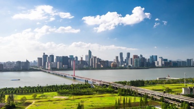 现代河上悬索桥与现代城市景观的延时摄影