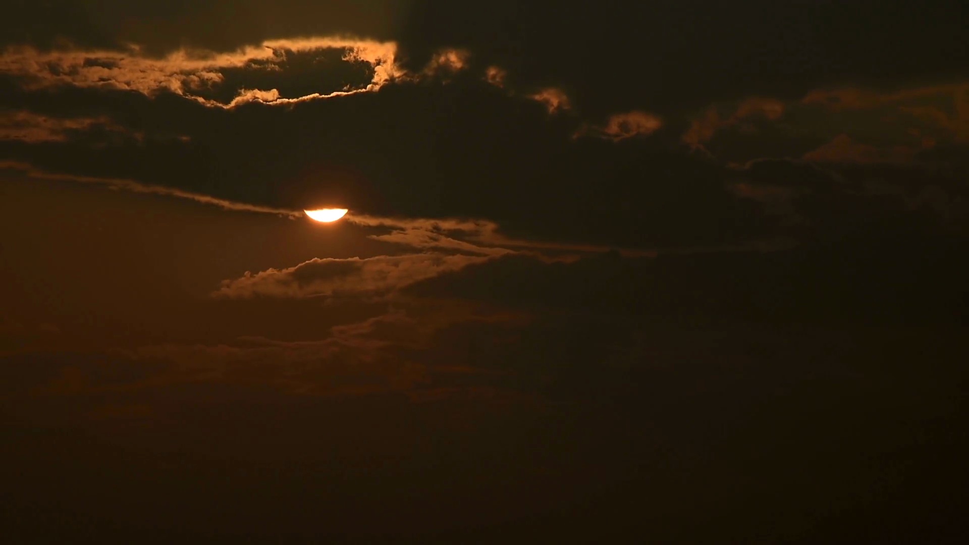 太阳穿过黄昏的天空