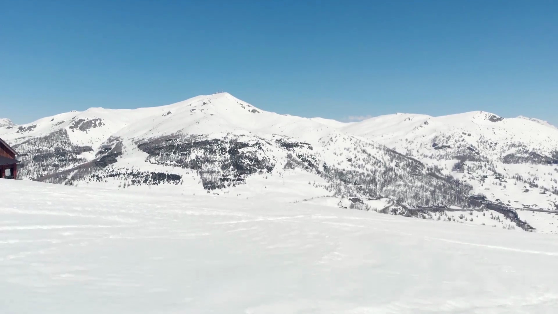 Sestriere鸟瞰无人机，意大利阿尔卑斯山著名的雪地滑雪胜地