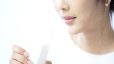 女孩喝一杯牛奶