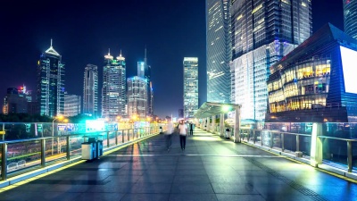 晚上在现代城市市中心的现代建筑附近有一条长长的人行道