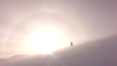 登山者与山上的暴风雪作斗争