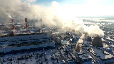 空气污染概念。烟囱冒烟的发电厂。无人机射击。