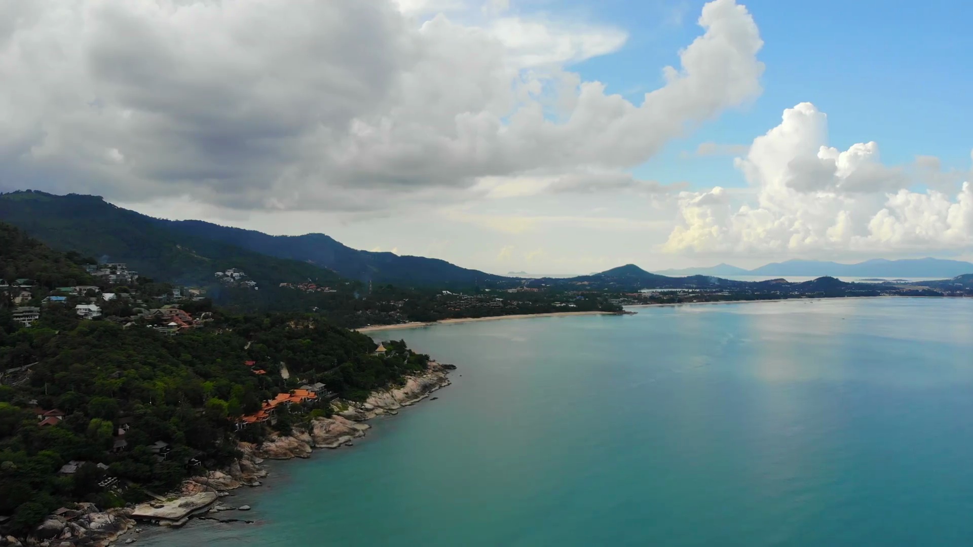 美丽的鸟瞰岛屿，海滩和大海环绕着椰子树