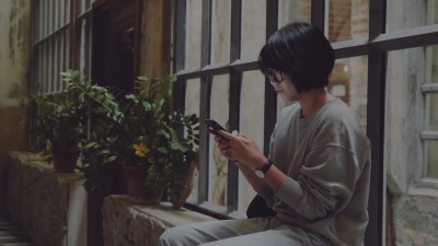 女孩在家庭办公室使用手机。