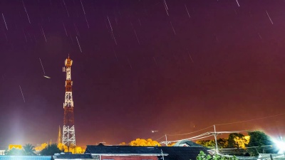 手机塔。星夜中的通讯塔。