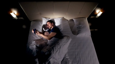 从上面拍摄戴着睡眠面罩的人。 。