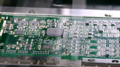 表面贴装技术(SMT)机器将元件放置在电路板上