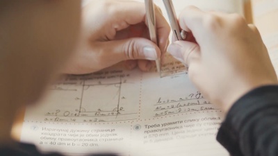 做数学作业的男孩