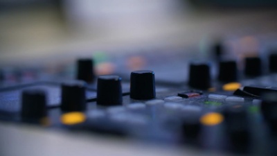 制片人在演播室中使用控制台
