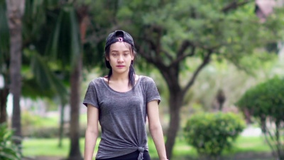 跑步的亚洲女子在训练前系上跑鞋的鞋带