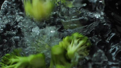 清洗新鲜西兰花慢动作视频