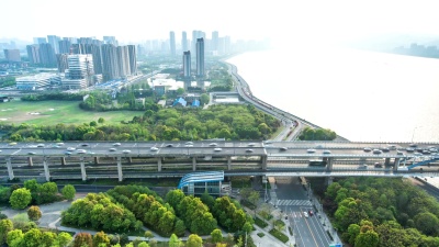 时间流逝，杭州高架路上的天际线和繁忙的交通。