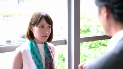 MS Business同事在走廊里交谈