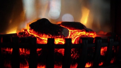 漂亮的电壁炉。室内设计理念。侧视图。