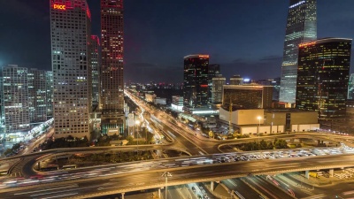 北京夜间延时照亮的摩天大楼(平移)