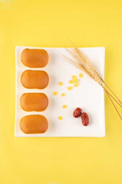美食系列写实黄色小蛋糕俯视展示