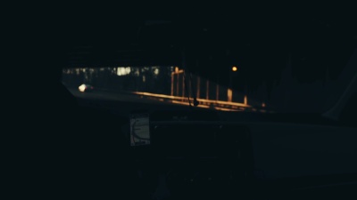 日落时分开车上路的年轻人
