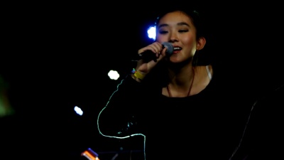 歌手在 演唱会的舞台上表演