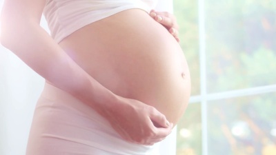 在等孩子。孕妇揉她的肚子