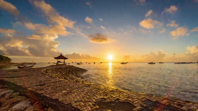 Timelapse美丽的日出清晨在印度尼西亚巴厘岛的Karang海滩，Sanur