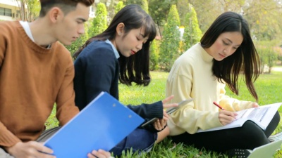 亚洲青少年学生小组分享工作理念