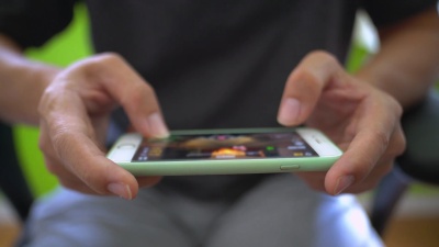 玩手持视频游戏