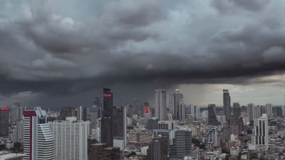 暴风雨的延时摄影即将在泰国曼谷的城市到来
