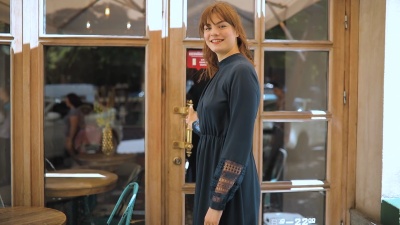 穿着像门卫一样的女人打开门邀请进咖啡馆