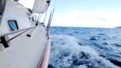   在风中航行，在海浪中航行