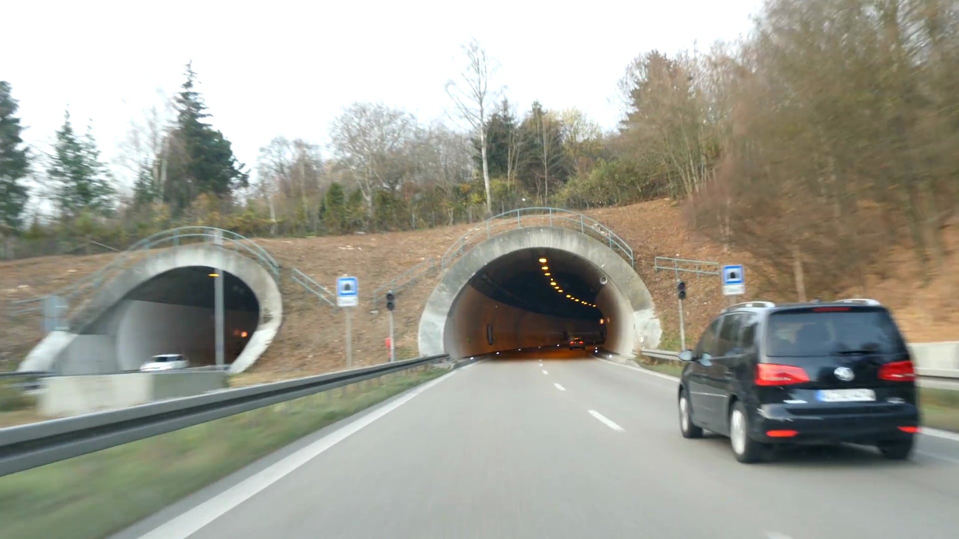 公路隧道内超速行驶的汽车