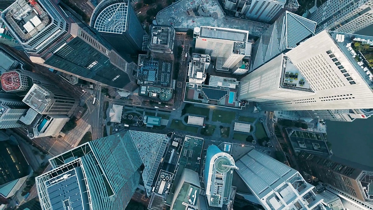 新加坡屋顶金融区建筑的空中垂直视图