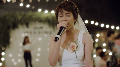 新娘在她的婚礼上载歌载舞。