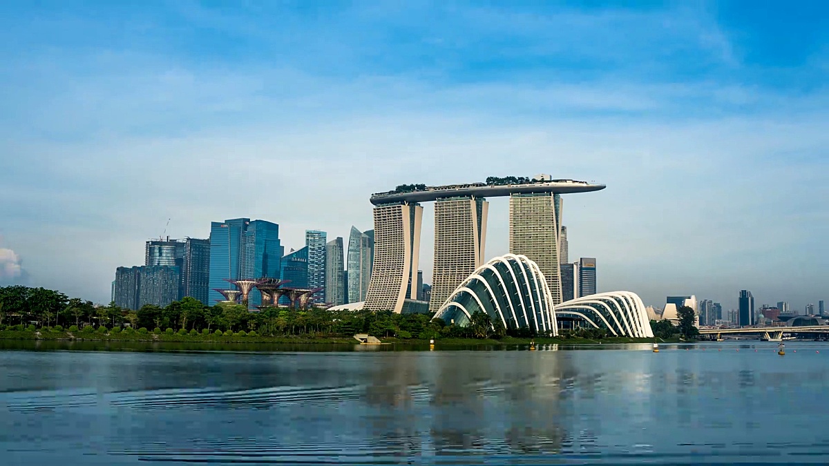 新加坡中央商务区(CBD)的TL城市景观天际线在滨海湾，从海湾东部的花园