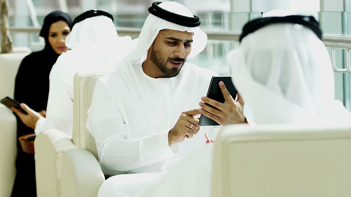 使用无线平板电脑技术的迪拜商务人士会议
