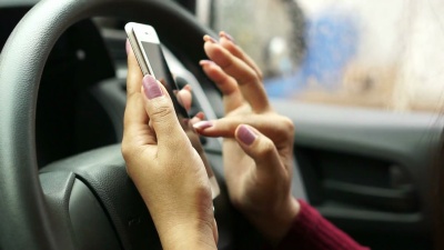 女性在汽车、科技和交通领域使用智能手机