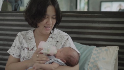 妈妈喂她的孩子