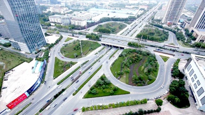 从顶部看合肥高速公路拥挤的交通