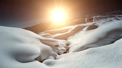 飞过雪山全景。冬季景观鸟瞰