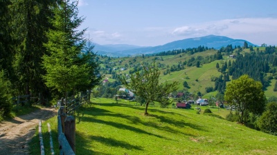 夏末令人难以置信的青山景观。乌克兰喀尔巴阡山脉的村庄。