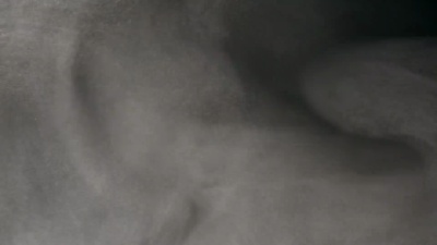 黑色背景上的白色水蒸气