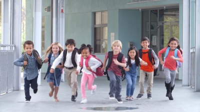 一群小学生在学校走廊里跑步