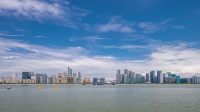 现代城市中靠近水的现代建筑延时摄影