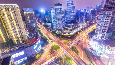 夜间消逝时现代城市中心区道路交叉口鸟瞰