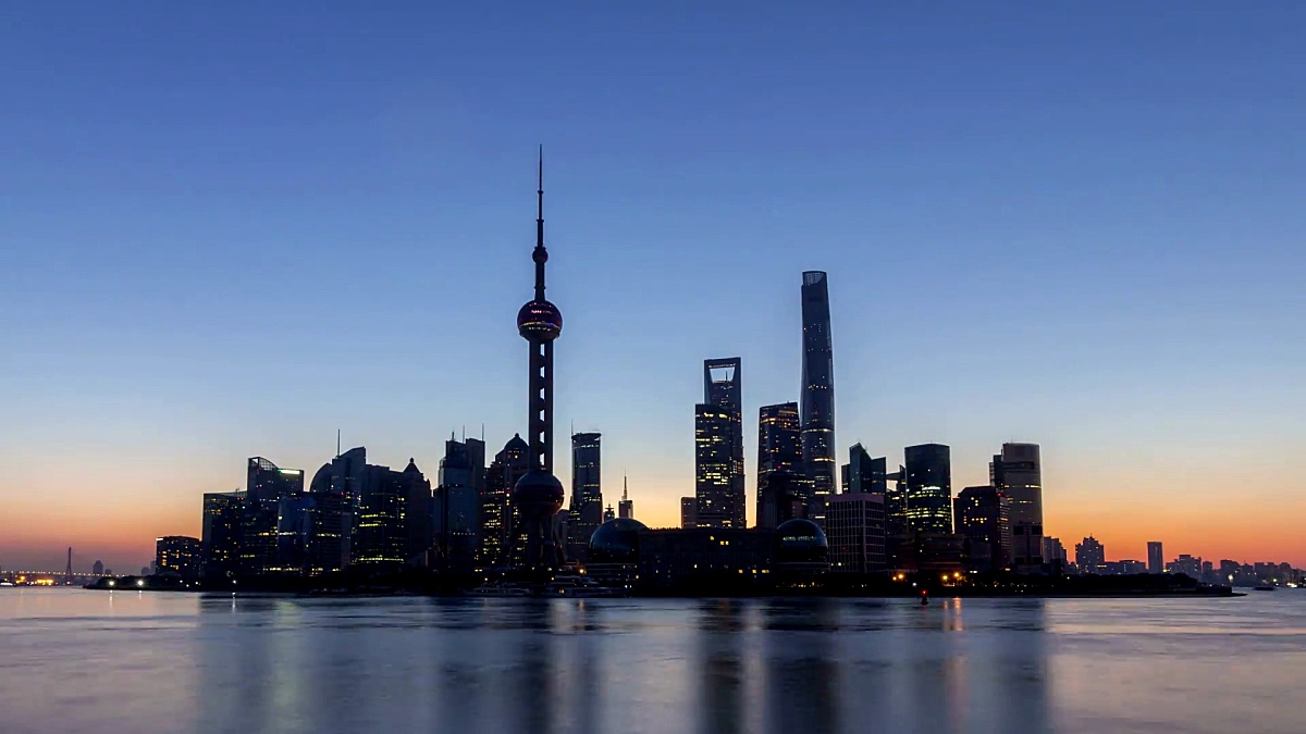 日出时间的全景上海天际线。陆家嘴金融区和黄浦江。从外滩堤岸看。中国