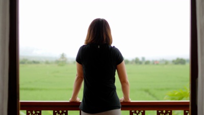 清晨放松的女人