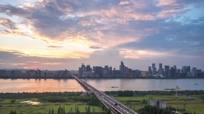 现代滨水城市延时摄影的桥梁与城市景观