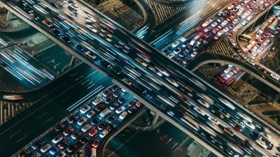 T/L CU HA鸟瞰夜间/北京多条高速公路上的高峰时间交通